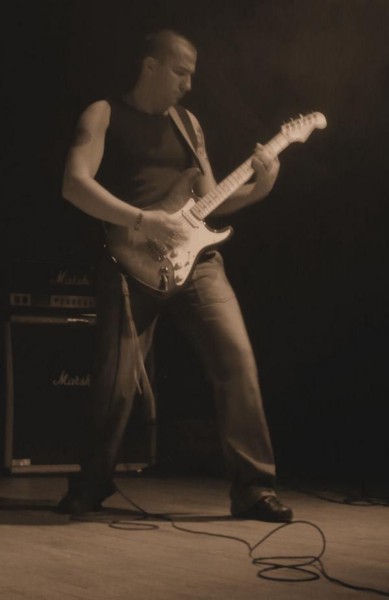 Photo annonce GUITARISTE CHERCHE PLANS REMUNERES