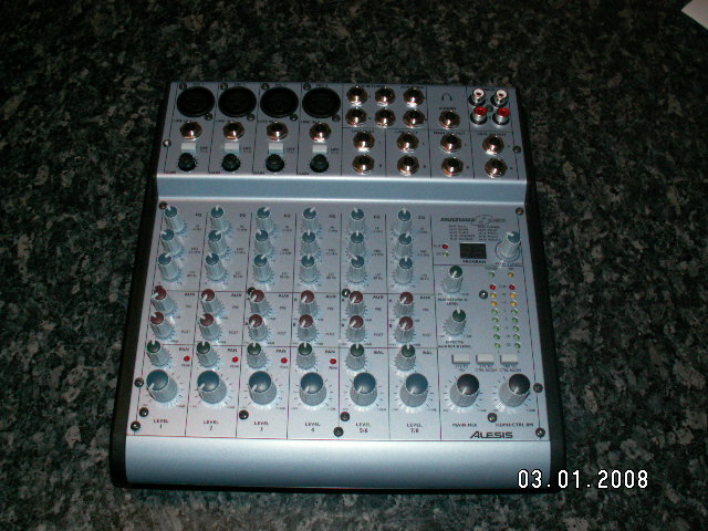 Photo : Table ALESIS MultiMix 8 USB