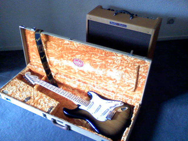 Photo : FENDER STRATOCASTER 50th anniversary