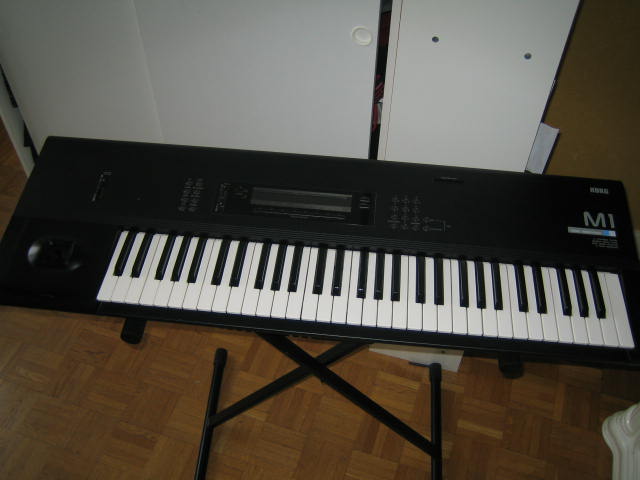 Photo : SYNTHE KORG M1