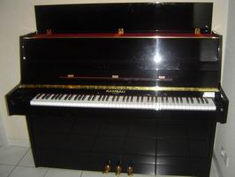 Photo : Piano droit noir Rameau 1995
