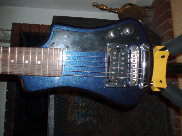Photo : Guitare electrique de voyage HOFNER