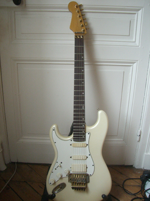 Photo : Guitare electrique gaucher LAG