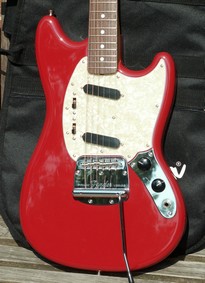 Photo : Fender Mustang 65 Dakota red