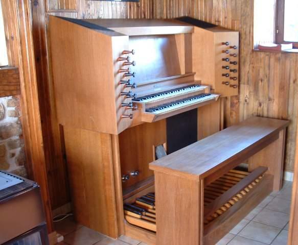 Photo : Orgue Numerique DG 24 type liturgique