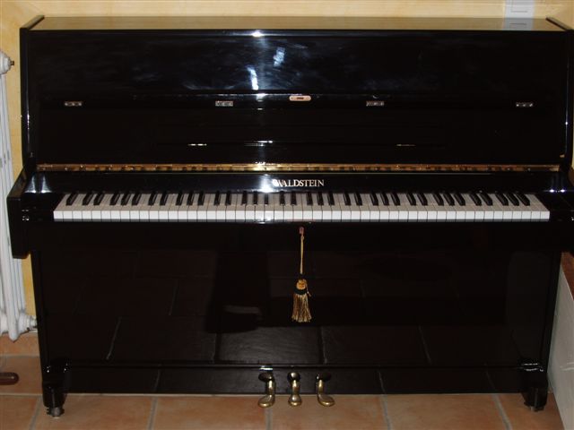 Photo : Piano Waldheim droit