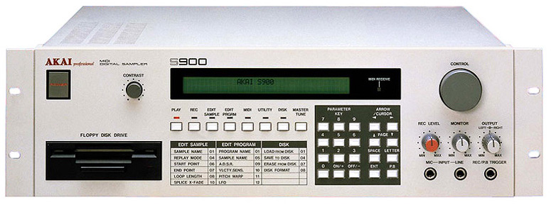 Photo : AKAI S900