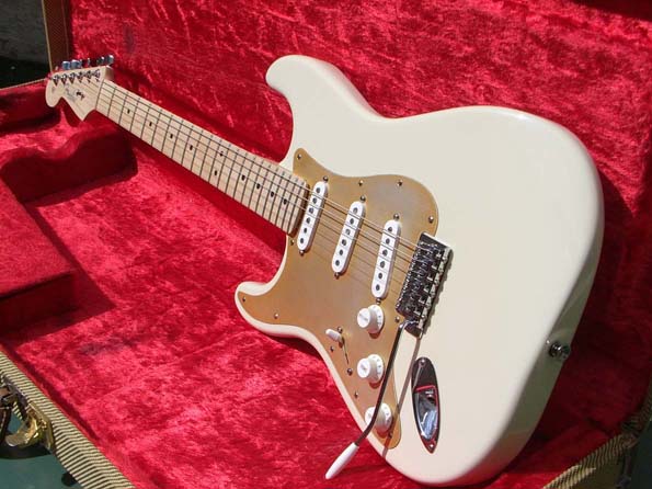 Photo annonce FENDER STRATOCASTER STANDARD GAUCHER