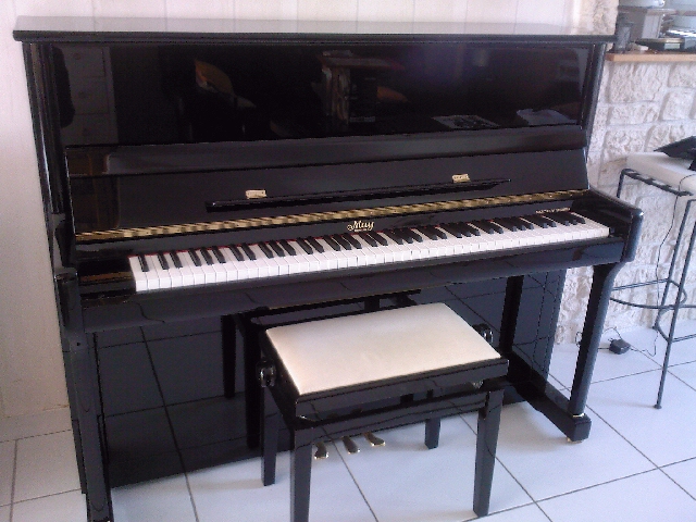 Photo : Piano droit noir