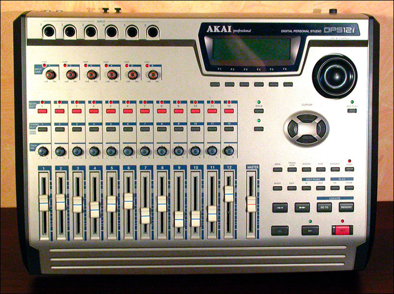 Photo : Studio Multipiste numerique AKAI DPS 12i