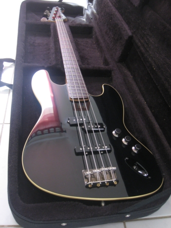 Photo : Fender Aerodyne Jazz Bass