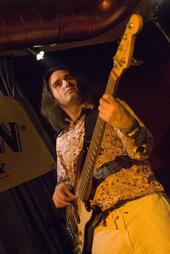 Photo : Cours de basse 4 & 5 cordes frettless