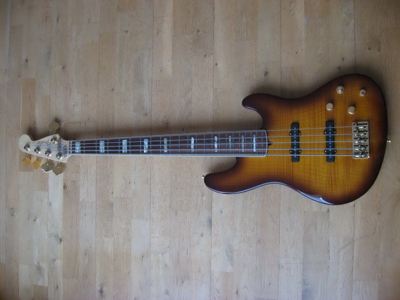 Photo : Fender American Jazz Bass Deluxe 5 cordes