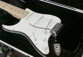 Photo : Fender Strat USA gaucher black maple