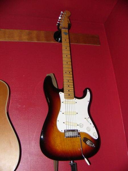 Photo annonce Strat plus contre gibson