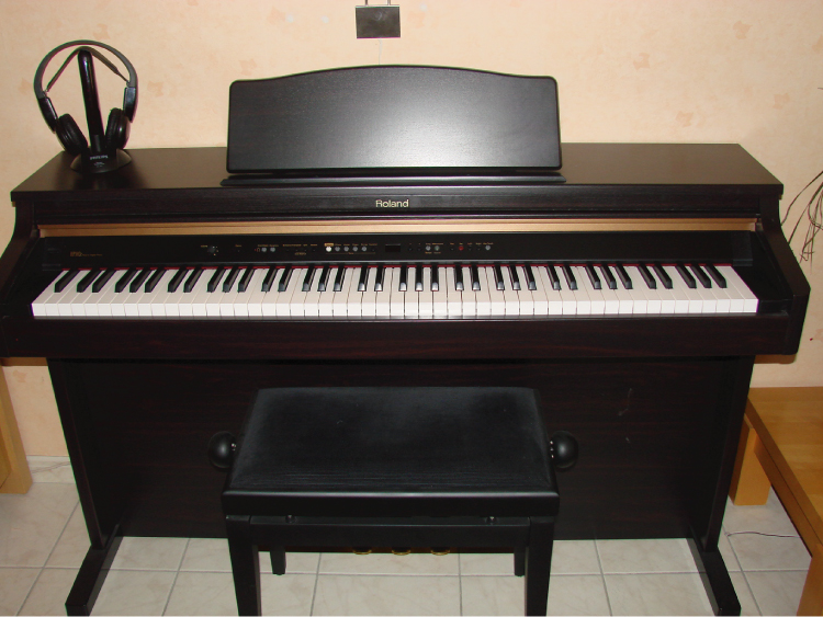 Photo : Roland HP 102e