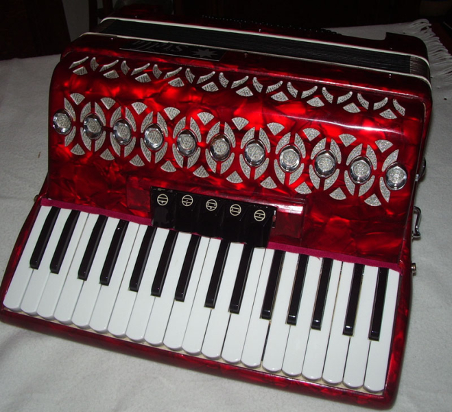 Photo annonce Accordeon rouge 60 basses clavier piano