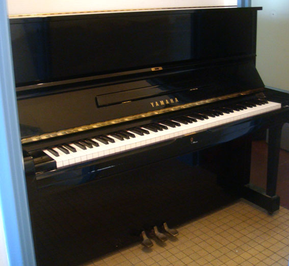 Photo annonce Piano droit Yamaha cadre metallique
