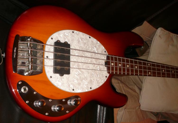 Photo annonce Musicman Stingray Honeyburst