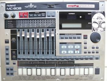 Photo : Roland MC808 16 pads