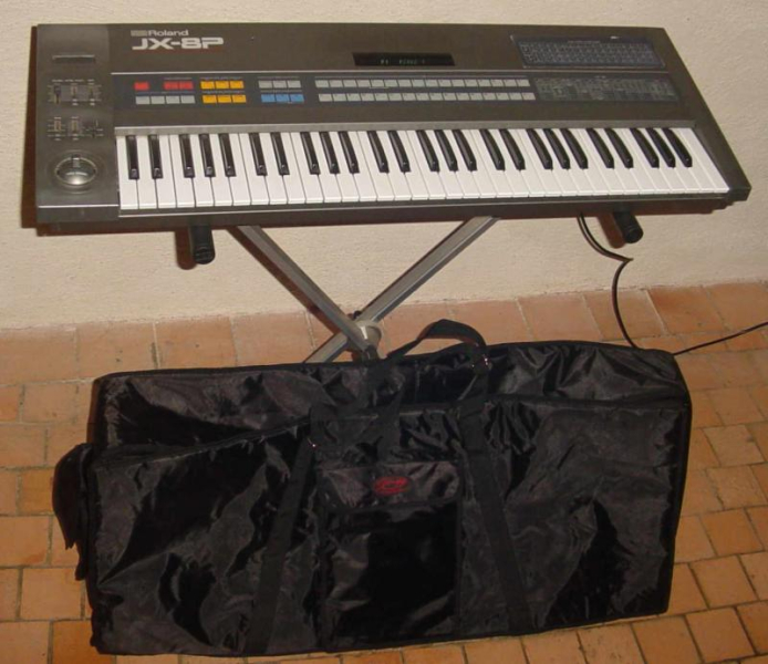 Photo annonce Roland JX 8P & housse + stand