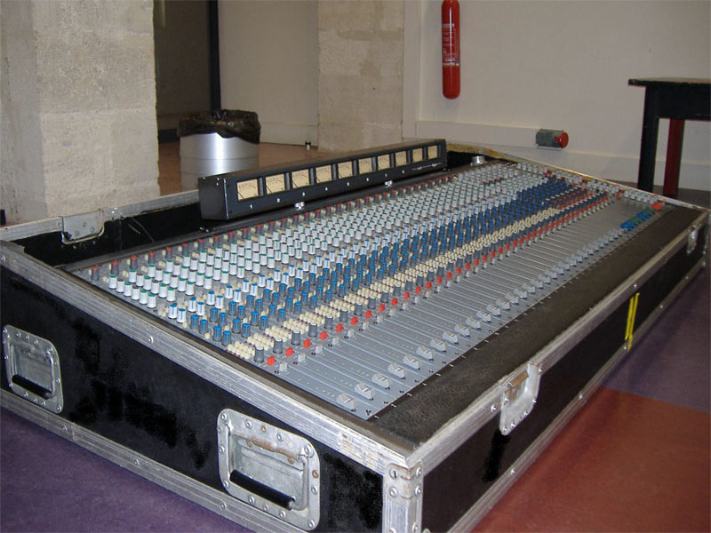Photo : Console DDA Serie Q 32 8 2