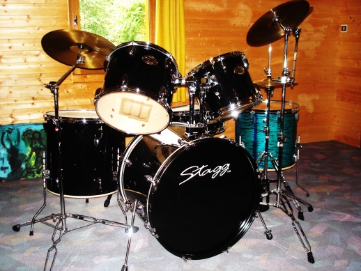 Photo annonce Batterie STAGG & Cymbales + Pieds + Acc