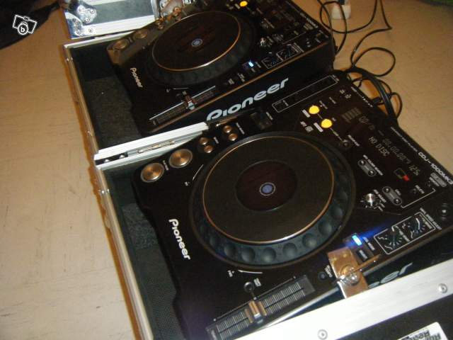 Photo annonce 2 CDJ 1000 MK3 Pioneer & Flight Cases R ready