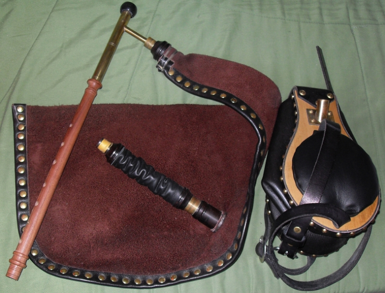 Photo : Uilleann Pipe practice set