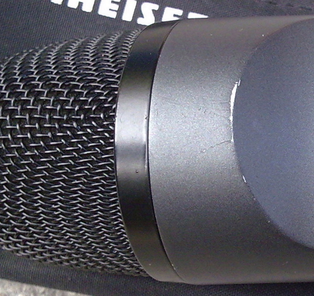 Photo : Micro Sennheiser E 602 instrument grave