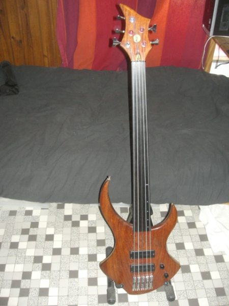 Photo : Fretless 5 cordes de luthier