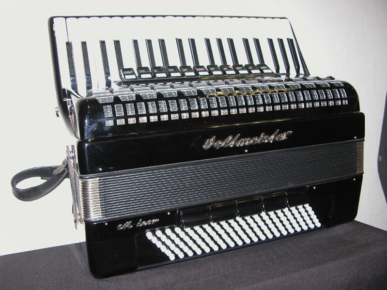 Photo annonce WELTMEISTER accordeon Piano 120 basses