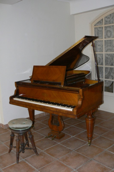 Photo : Piano ERARD demi queue