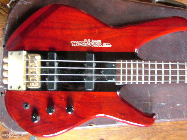 Photo : Washburn Headless