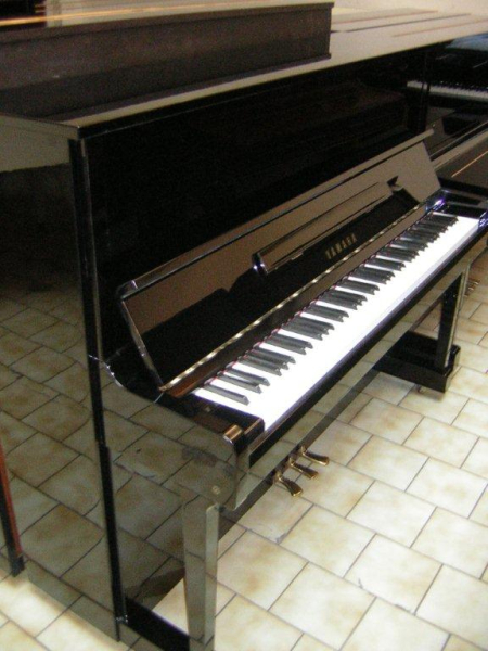 Photo : Piano droit U1 YAMAHA revise