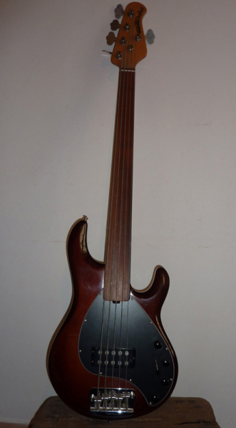 Photo annonce Basse Musicman stingray fretless 5 cordes