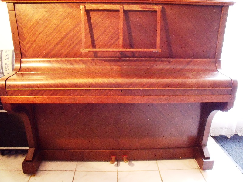 Photo : Piano droit Elke Paris