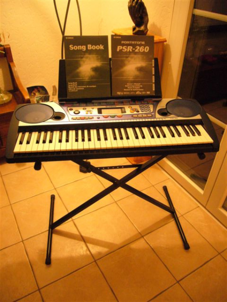 Photo : CLAVIER YAMAHA PSR 260