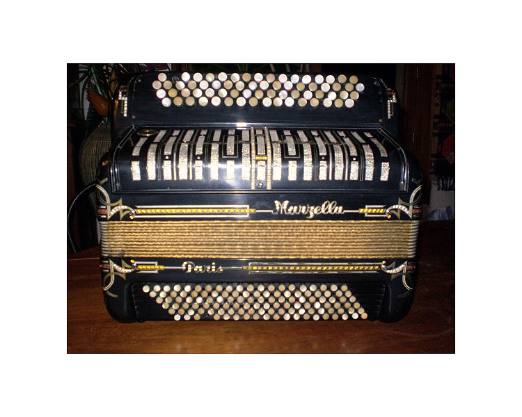Photo : ANCIEN ACCORDEON CHROMATIQUE MARZELLA