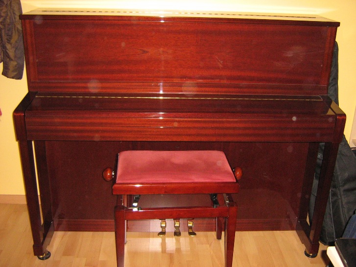 Photo : Piano droit Schimmel acajou