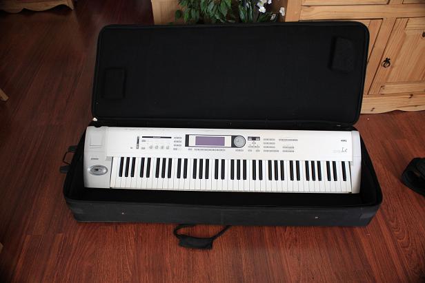 Photo : KORG TRITON LE 76 & Fly