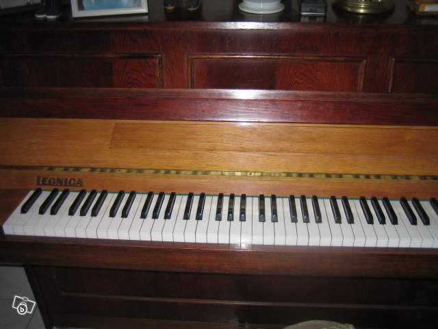 Photo : PIANO DROIT LEGNICA