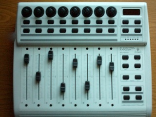 Photo : Controleur Behringer BCF 2000