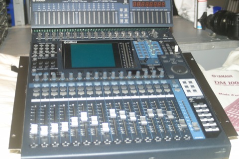 Photo : Console Yamaha DM 1000