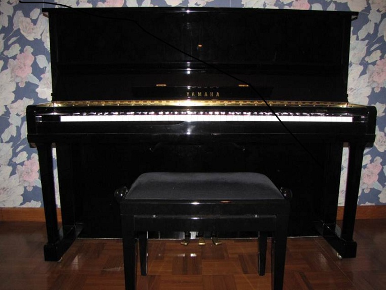 Photo : Piano droit YAMAHA U1 laque noir d occasion