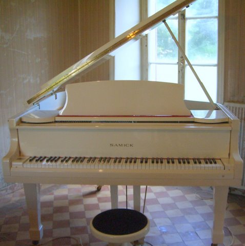 Photo : Piano  Samick   1 4 de queue blanc + tabouret