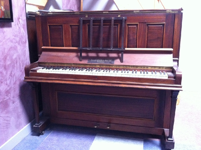 Photo : Piano    droit    Wallis & Sons cadre metal