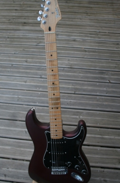 Photo annonce Fender Stratocaster satin midnight wine
