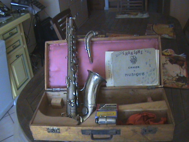 Photo : Saxophone  Alto  milieu de siecle a voir