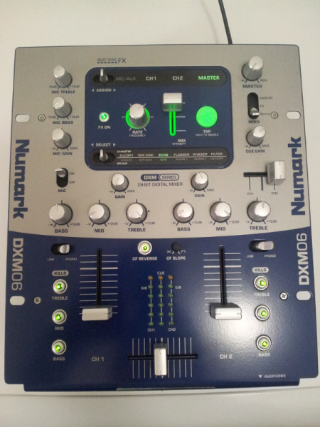 Photo : Numark        DXM06 avec alimentation